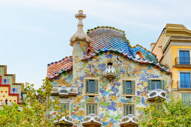 vue colorée de la casa batllo à barcelone, espagne - barcelona antonio gaudi casa battlo spain photos et images de collection