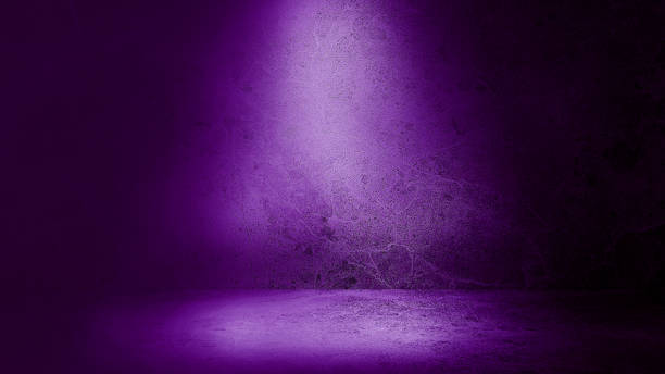 piso de mármore roxo escuro e fundo de parede, sala, interior com luz de cima usada para produtos exibidos. sala vazia realista de pedra com luz artificial. cenários de estúdio violeta. - concrete wall fotos - fotografias e filmes do acervo