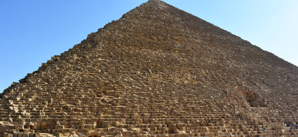 la grande piramide di giza che è la più grande piramide egizia e tomba del faraone della iv dinastia khufu - fourth dimension immagine foto e immagini stock