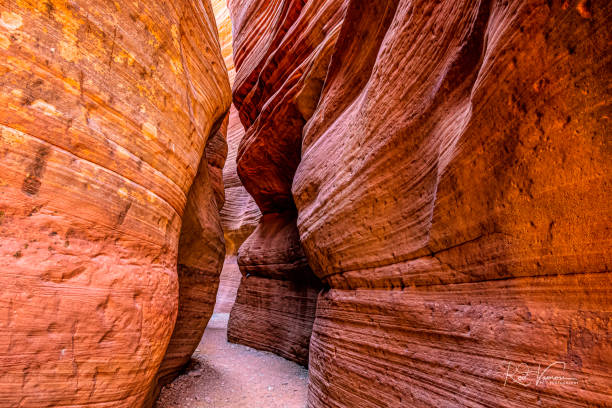 ein spaziergang durch die zeit - canyon stock-fotos und bilder