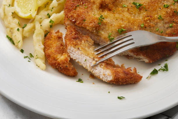 schnitzel de porco alemão com spaetzle feito à mão - cutlet schnitzel pork scaloppini - fotografias e filmes do acervo