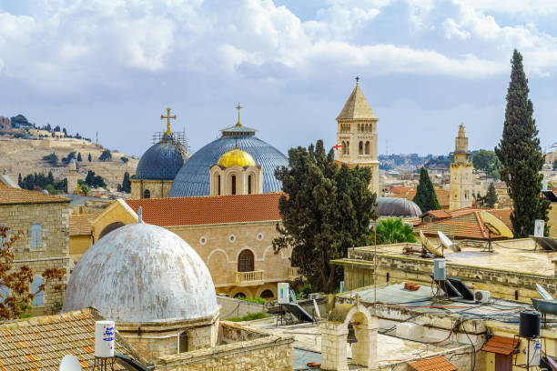 blick auf die dachterrasse mit blick auf die altstadt von jerusalem - jerusalem old city middle east religion travel locations stock-fotos und bilder