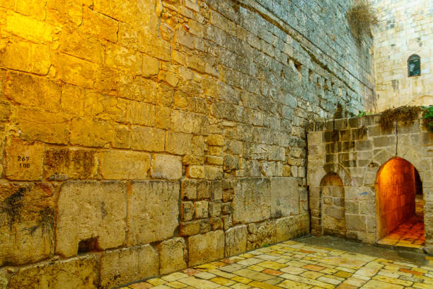 pequeño muro occidental, en la ciudad vieja de jerusalén - jerusalem middle east architecture jerusalem old city fotografías e imágenes de stock