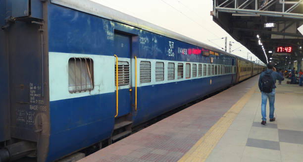 un train de voyageurs indien vide attend à la gare de santragachi - train railroad station platform railroad station vehicle door photos et images de collection