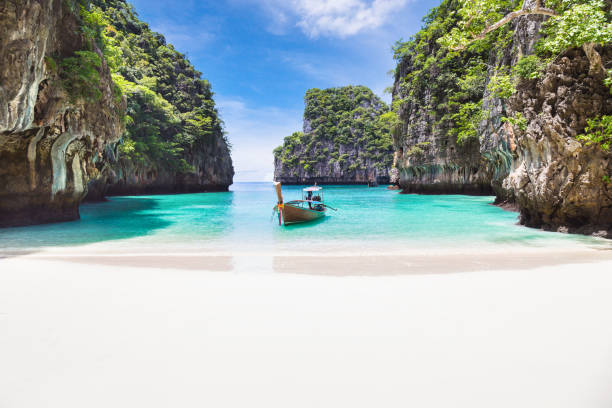 tradizionale barca longtail in legno tailandese e bellissima spiaggia nella provincia di phuket, in thailandia. - beach sunset sand wood foto e immagini stock