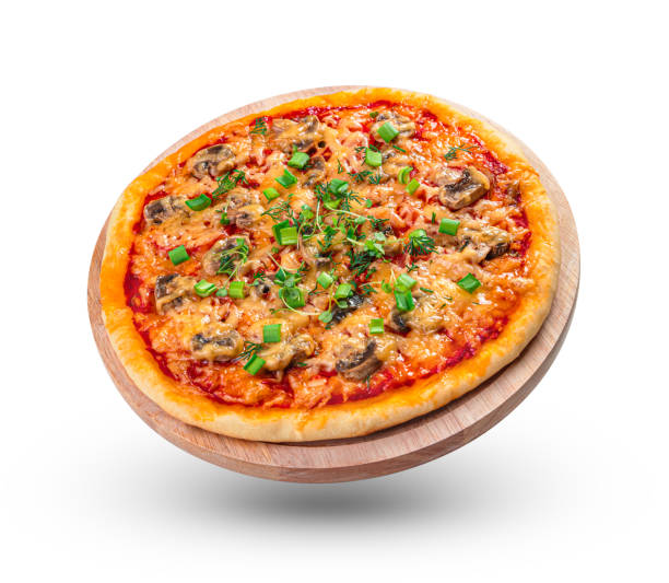 la pizza con tomates, queso, champiñones y hierbas frescas está aislada sobre un fondo blanco - pizza de chorizo fotos fotografías e imágenes de stock