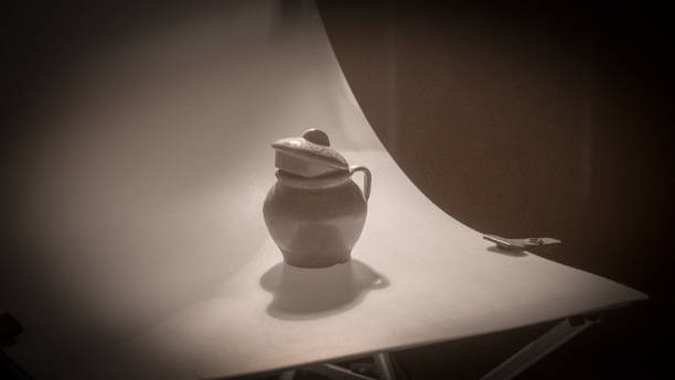 写真スタジオにある古い粘土の水差しのセピア色の写真。カメラを使った射撃訓練用のピッチャー。テキスト用のスペース。 - jug pitcher pottery old ストックフォトと画像