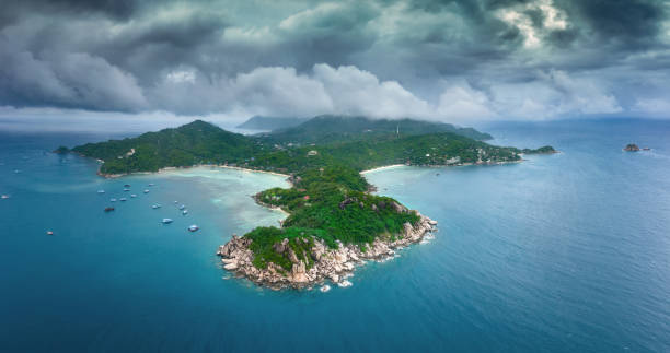 vista panorâmica aérea da ilha koh tao em chumphon, tailândia. e o nome, em inglês, significa "ilha das tartarugas" para a conexão da ilha com o seu ser habitado por tartarugas marinhas. - chumphon - fotografias e filmes do acervo