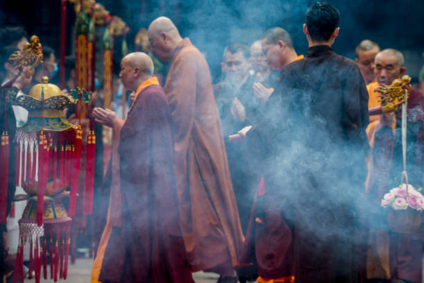 成都、中国 - 2022年5月8日:僧侶は仏陀の誕生日を祝うために温州僧院に集まる儀式に参加しています。 - many colored prayer flags ストックフォトと画像