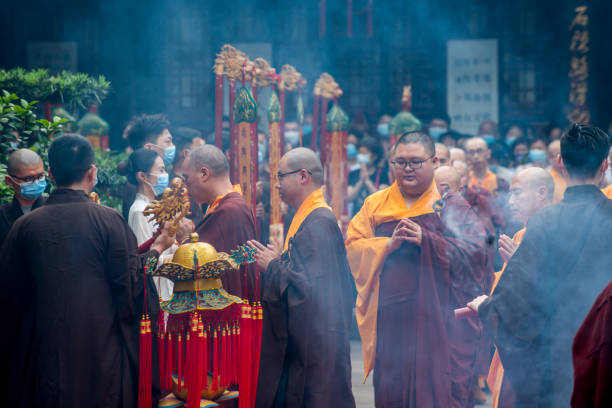 成都、中国 - 2022年5月8日:僧侶は仏陀の誕生日を祝うために温州僧院に集まる儀式に参加しています。 - many colored prayer flags ストックフォトと画像