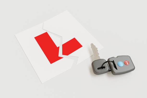 learner drivers l plates, aprendiendo a conducir en el reino unido - l plate fotografías e imágenes de stock