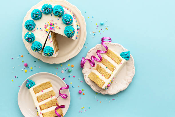 Birthday party background with birthday cake and birthday cake slices Birthday party background with birthday cake and birthday cake slices, overhead view cake stock pictures, royalty-free photos & images