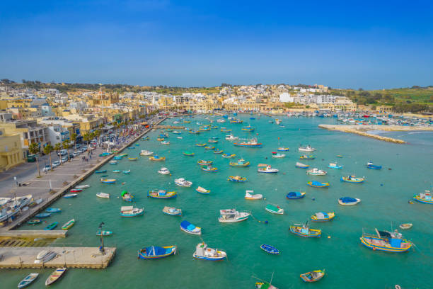 マルタ南部の伝統的な漁村マルサックスロックの航空写真 - fishing village ストックフォトと画像