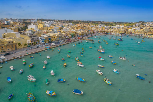 マルタ南部の伝統的な漁村マルサックスロックの航空写真 - fishing village ストックフォトと画像