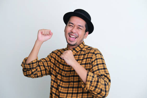 hombre asiático adulto bailando feliz mientras se ríe - menari fotografías e imágenes de stock