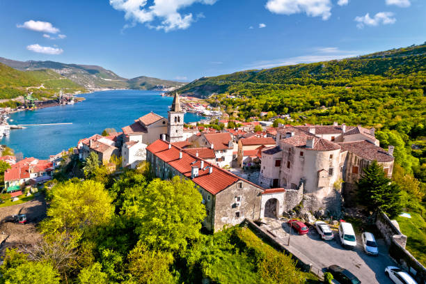 città di bakar nella baia del quarnero vista aerea - krk foto e immagini stock