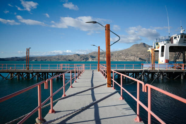entrée de la jetée, sur le lac general carrera, puerto ibanez, patagonie, chili - moored passenger ship rope lake photos et images de collection