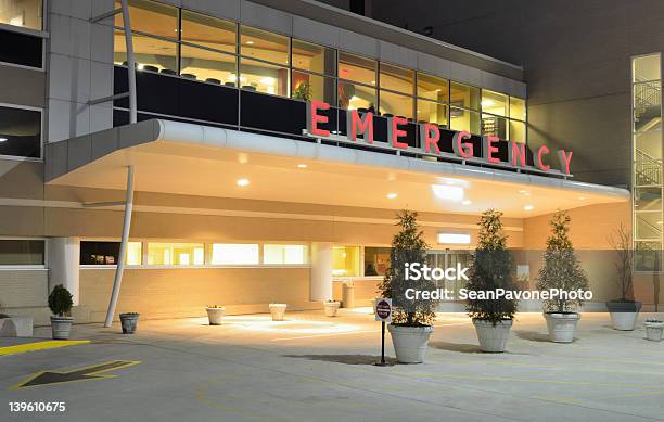 Entrada De La Sala De Emergencias Del Hospital Foto de stock y más banco de imágenes de Hospital - Hospital, Arquitectura exterior, Entrada