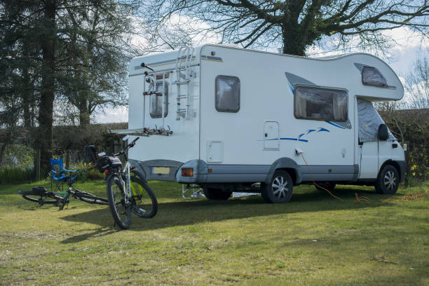 caravane blanche sur un camping de la campagne anglaise. - motor home camping mobile home vehicle trailer photos et images de collection