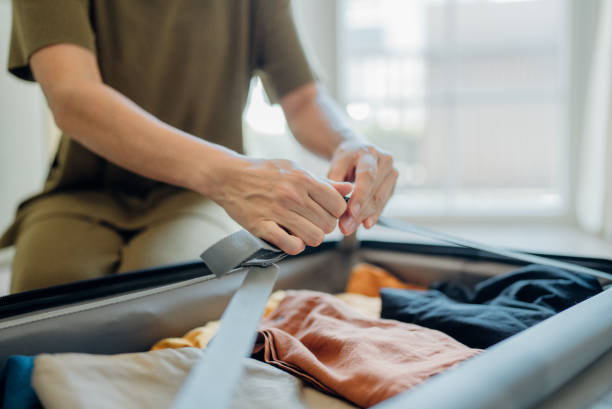 femme emballage sa valise. - luggage hold photos et images de collection