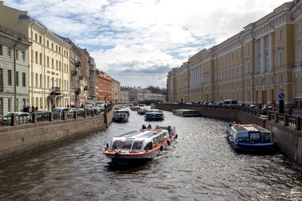 вид на набережную реки мойки, вереница прогулочных лодок. - st petersburg стоковые фото и изображения