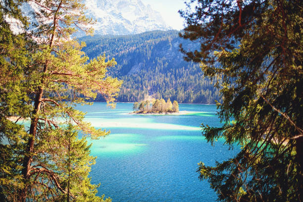 vue magnifique sur l’eibsee cristallin avec les alpes bavaroises et la zugspitze en arrière-plan - zugspitze mountain germany high up cloudscape photos et images de collection