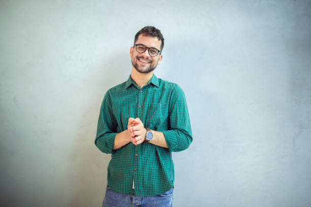 retrato de un hombre guapo con una camisa de pie frente a un fondo blanco. - white green indoors studio shot fotografías e imágenes de stock