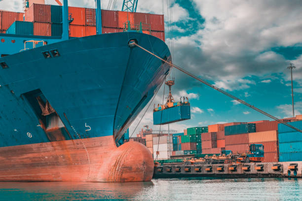 carico nave portacontainer in porto - moored foto e immagini stock