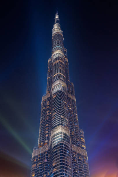 vista notturna sul burj khalifa, iconico edificio più alto del mondo. simbolo di dubai, emirati arabi uniti. sparato all'ora blu. - burj khalifa foto e immagini stock