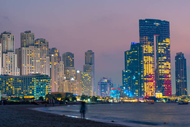 vista noturna para o endereço residence jumeirah resort e spa, jumeirah gate building, icônico edifício de arranha-céus à beira-mar, localizado na praia jbr, dubai - jumeirah beach hotel - fotografias e filmes do acervo