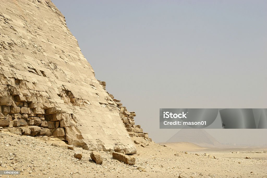 Руины древнего Египта и красные пирамиды - Стоковые фото Без людей роялти-фри