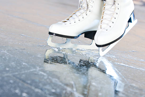 version naturelle inclinée, patins à glace avec réflexion - ice winter white women photos et images de collection