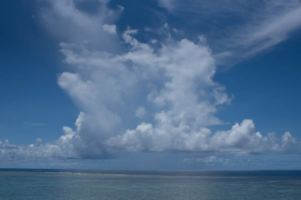 weiße kumuluswolken bei blauem himmel über meereslandschaft, große wolke über meerwasser panorama, horizont - bibel grafiken stock-fotos und bilder