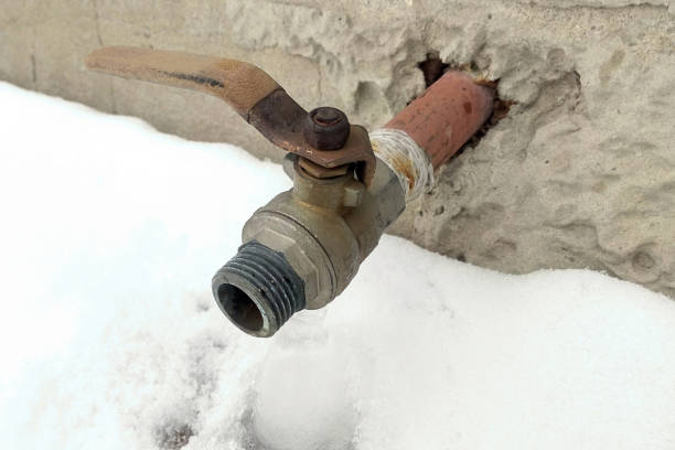 istock Old street snow crane 1396190722