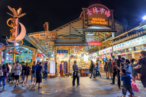 vista noturna de turistas caminhando ao longo do shilin night market - taipei - fotografias e filmes do acervo