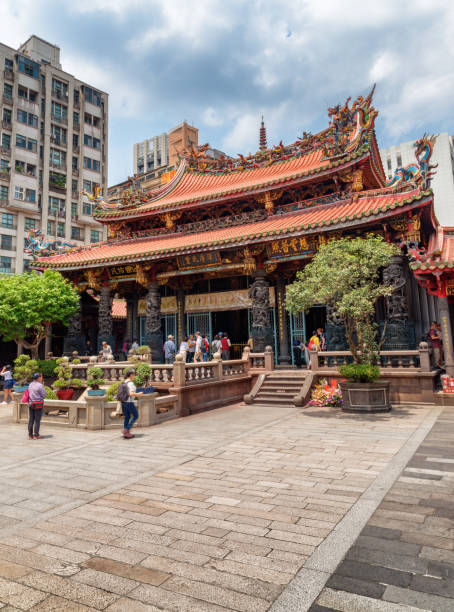 vista incrível do templo mengjia longshan em taipei, taiwan - longshan - fotografias e filmes do acervo
