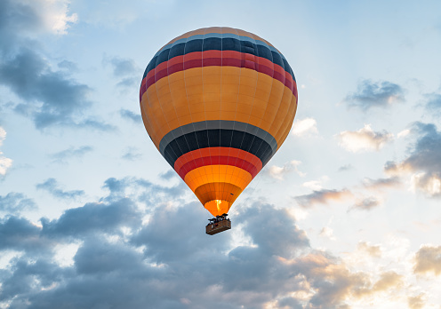 Vista de cerca del colorido globo aerostático volador al amanecer photo