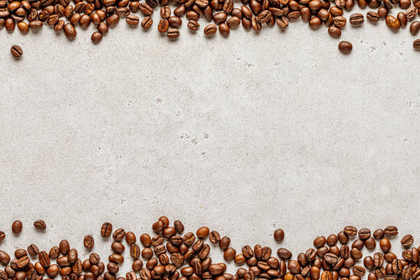 kaffeegrenze über altem ziegelsteinhintergrund - coffee beans stock-fotos und bilder