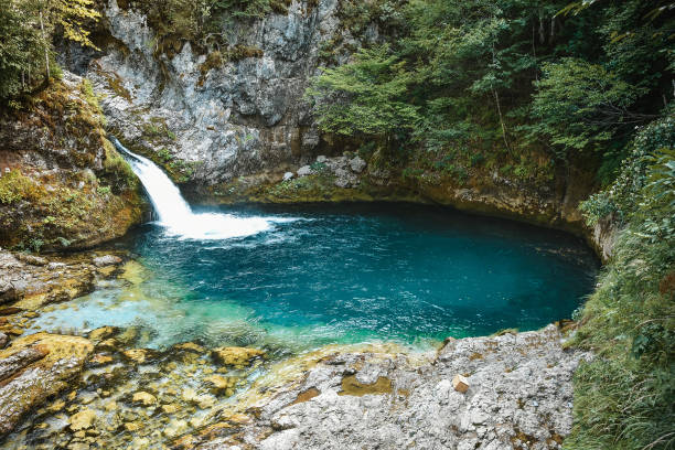 blue eye albania, natural spring, valbone, theth, thethi, europe - lake mountain range mountain deep imagens e fotografias de stock