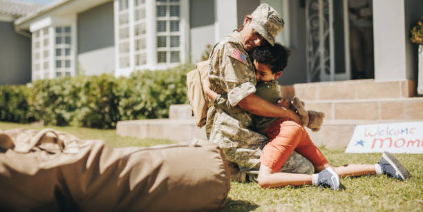 istock Welcoming mommy from the military 1396215391