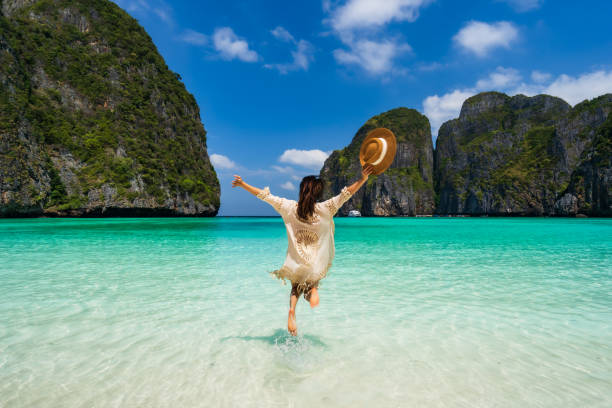 태국 크라비의 마야 베이에서 아름다운 열대 하얀 모래 해변에서 휴식을 취하고 즐기는 젊은 여성 여행자, 여름 휴가 및 여행 개념 - phi phi islands 뉴스 사진 이미지