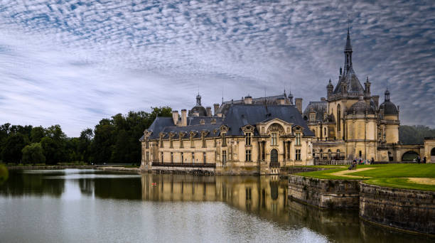 vista panorâmica do castelo de chantilly. - french renaissance - fotografias e filmes do acervo