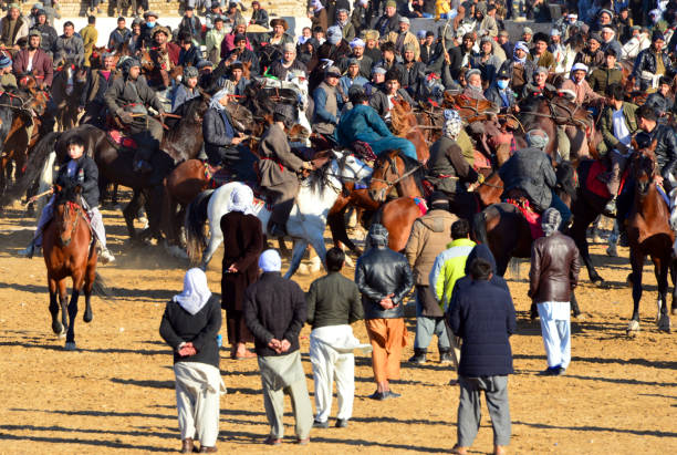 buzkashi match scrum - menge von reitern um die wade, wie eine rugby-spontanformation, mazar-e-sharif, provinz balkh, afghanistan - mazar stock-fotos und bilder