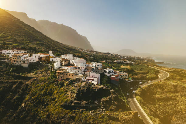 пейзаж с прибрежной деревней на тенерифе, канарские острова, испания. - anaga стоковые фото и изображения