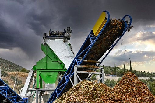 Conveyor belts for peeling almonds - Jaen.