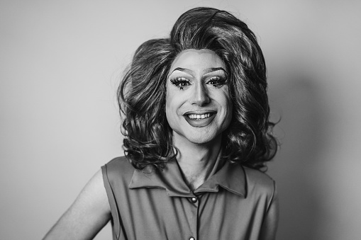Drag queen smiling on camera - Lgbtq concept - Black and white editing