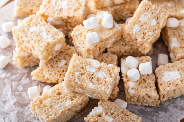 riso krispie tratta morsi con marshmallow, merenda per bambini - croccante foto e immagini stock