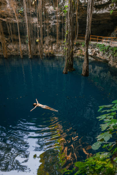 멕시코 유카탄의 세노테에서 수영하는 여성 - tranquil scene water serene people swimming 뉴스 사진 이미지