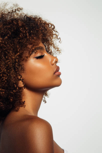 linda garota afro com penteado encaracolado - beautiful outdoors vertical close up - fotografias e filmes do acervo