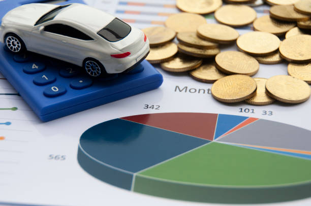 grafico a torta con auto giocattolo, calcolatrice e sfondo di monete d'oro. concetto di finanza aziendale - finance stock market data diagram calculator foto e immagini stock